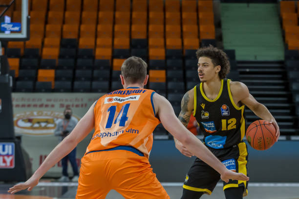 利落的头球 利落的头球